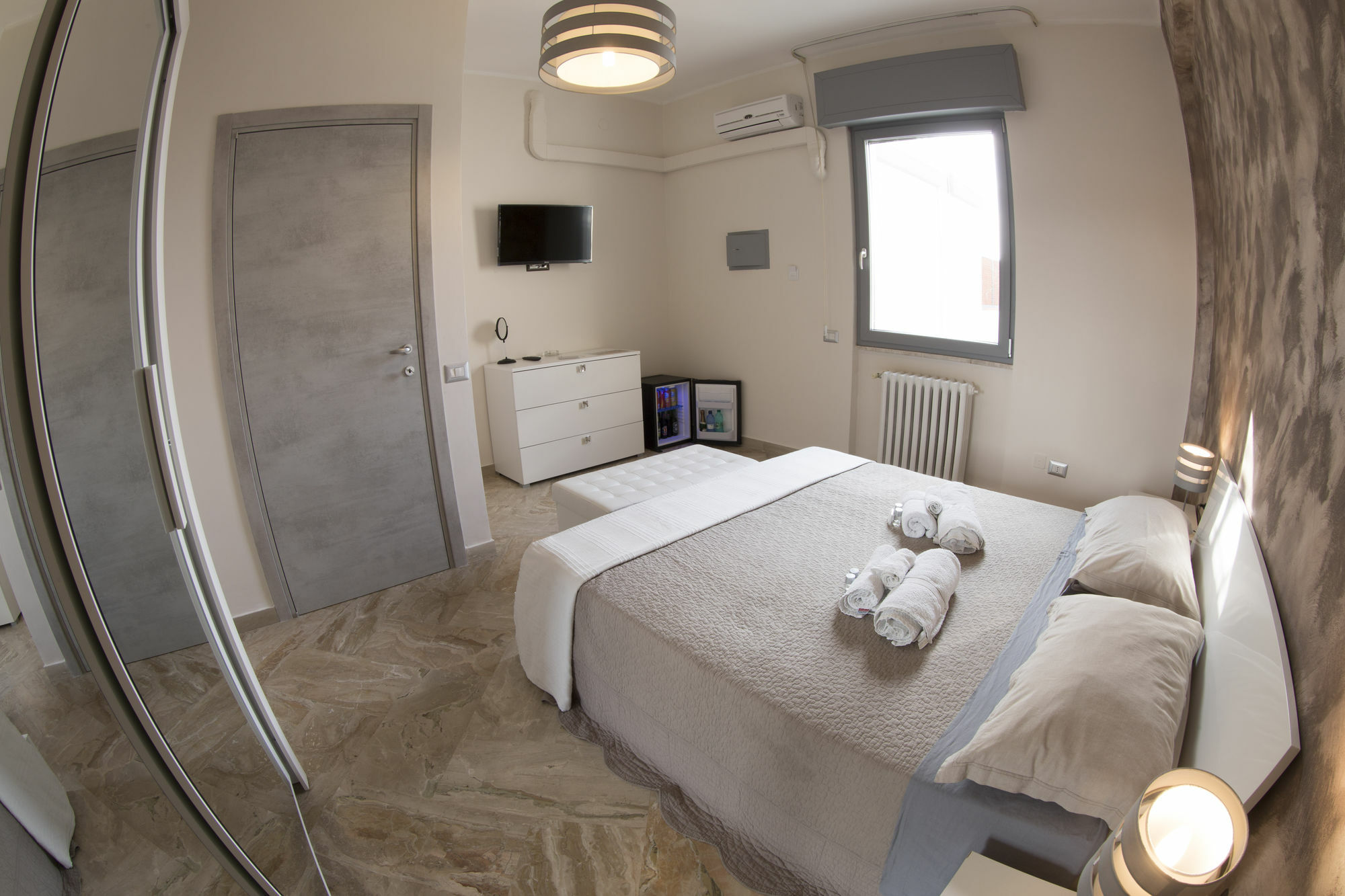 Penthouse Station Luxury Suites & Apartment ブリンディジ エクステリア 写真
